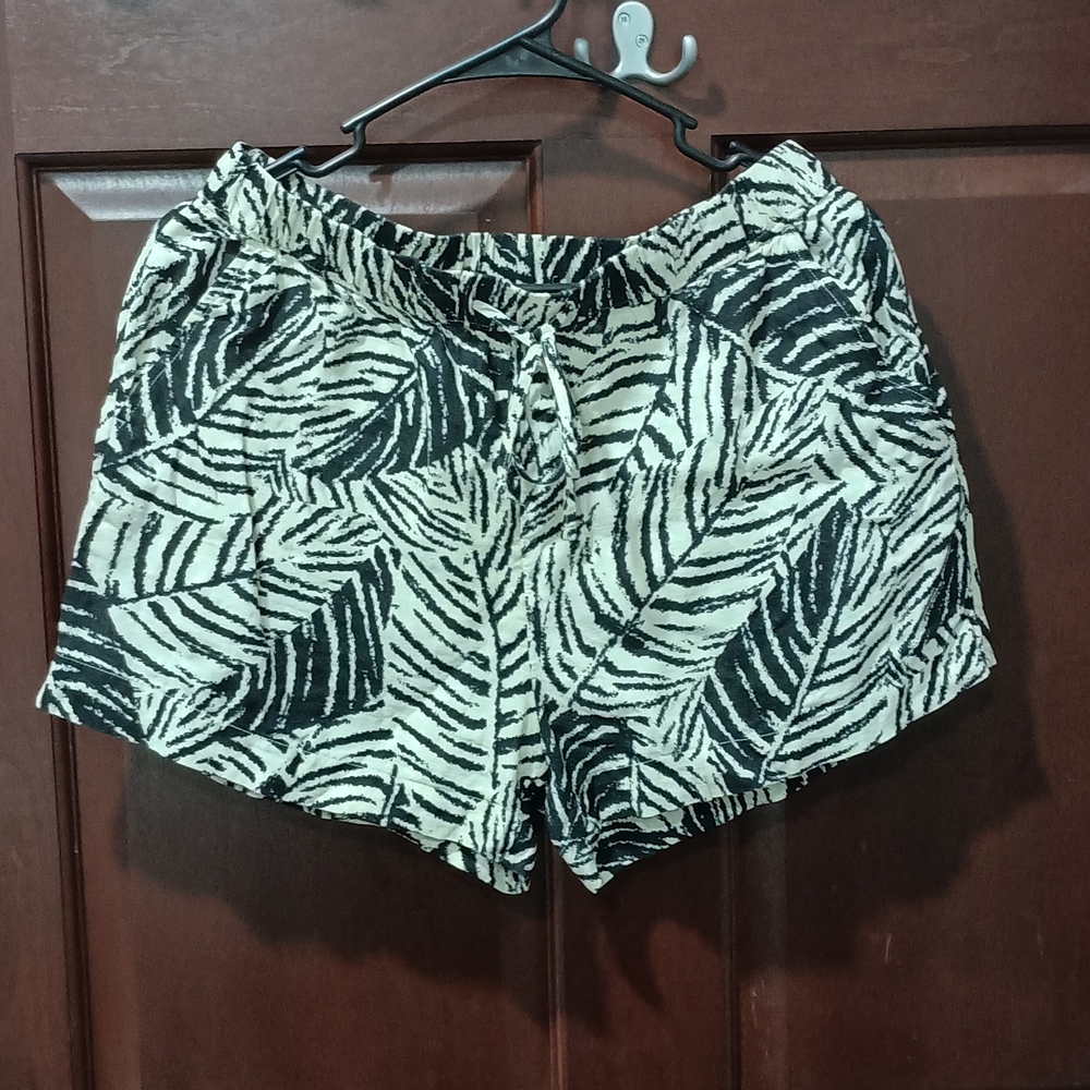 Tropical Leaf Print Women's Shorts
